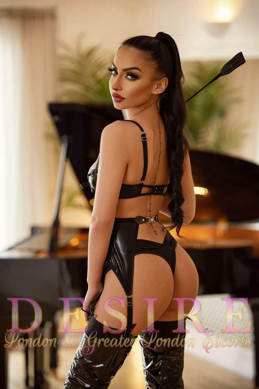 Escort Queena Female,Bisexual,Red,66-70kg,Italian